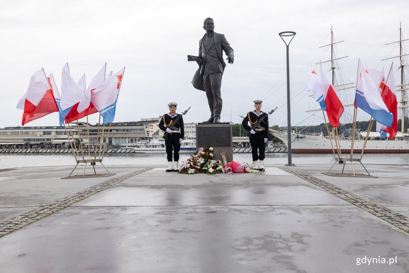 W niedzielę, 23 lipca z okazji 160. rocznicy urodzin Tadeusza Wendy przed pomnikiem budowniczego gdyńskiego portu odbyły się uroczystości z udziałem wojskowej asysty honorowej. Fot. Karol Stańczak