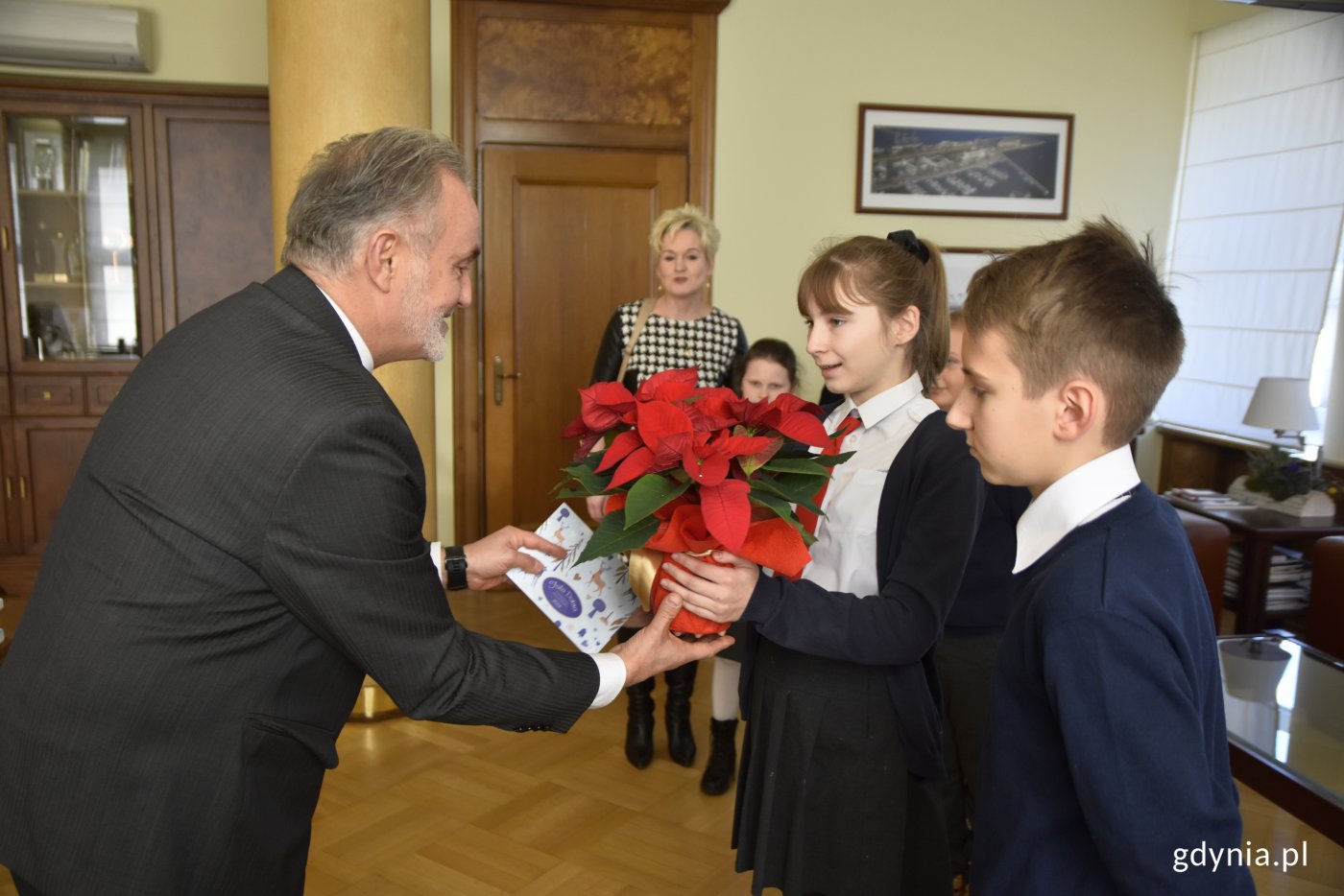 „Fala Dobra” popłynęła z Gdyni - na zdjęciu prezydent Wojciech Szczurek, dyrektor Katarzyna Tabor-Brzezińska oraz uczniowie SP Małe Morze z Pucka // fot. Sławomir Okoń