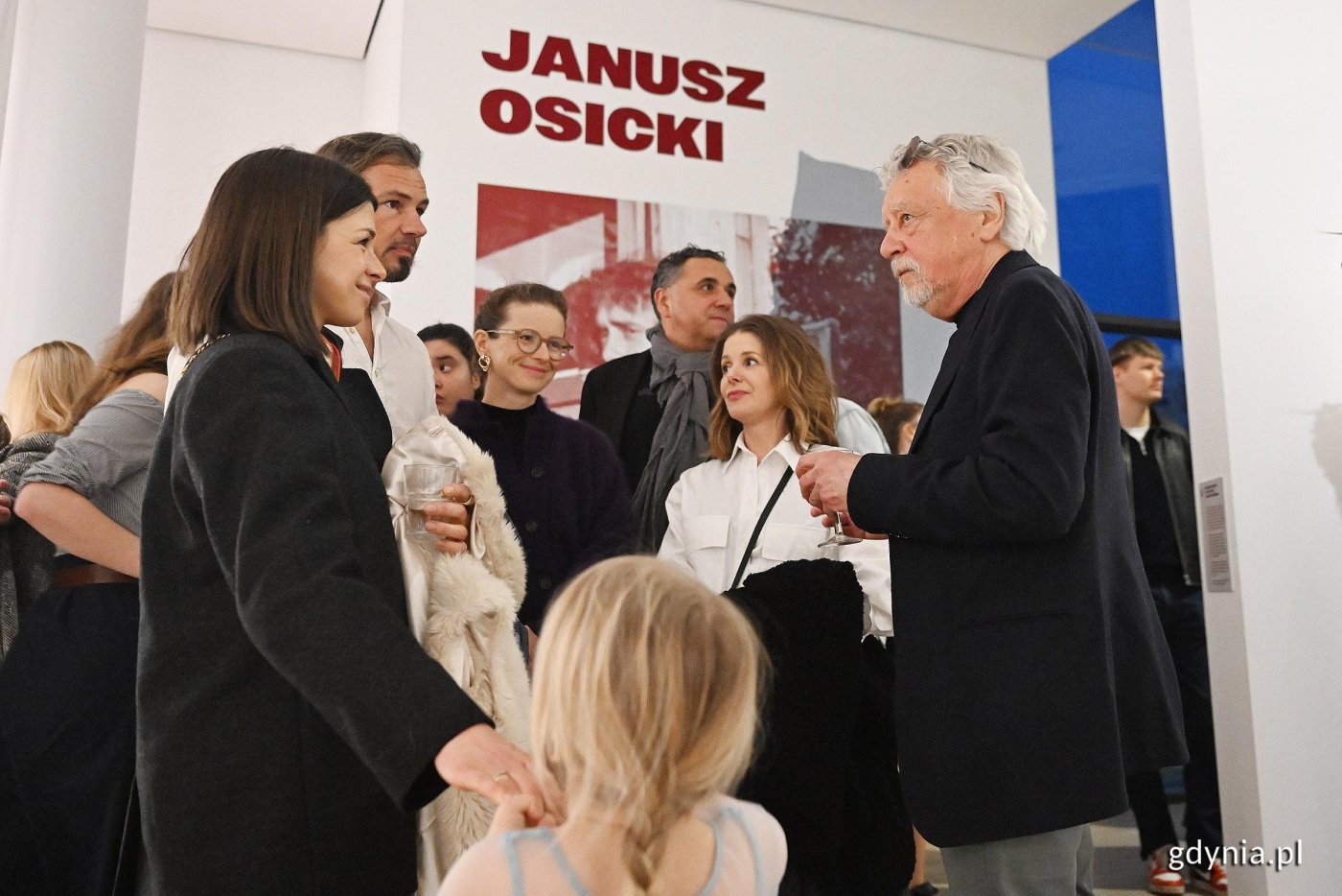 Na zdjęciu m.in. Janusz Osicki na wernisażu swojej wystawy w Muzeum Miasta Gdyni (fot. Michał Puszczewicz)