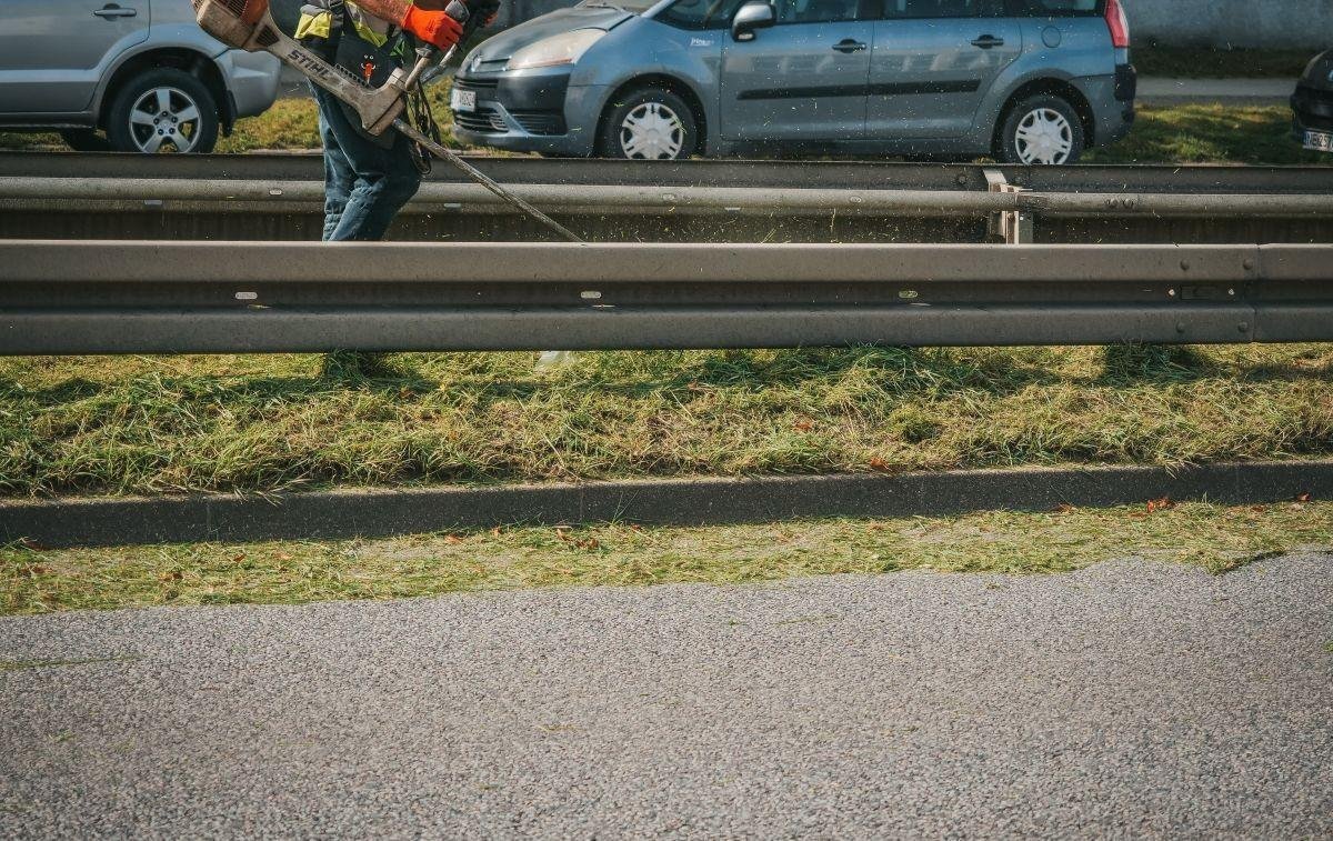 W Gdyni rozpoczęły się tegoroczne prace związane z koszeniem miejskich terenów zielonych (fot. Marcin Mielewski)