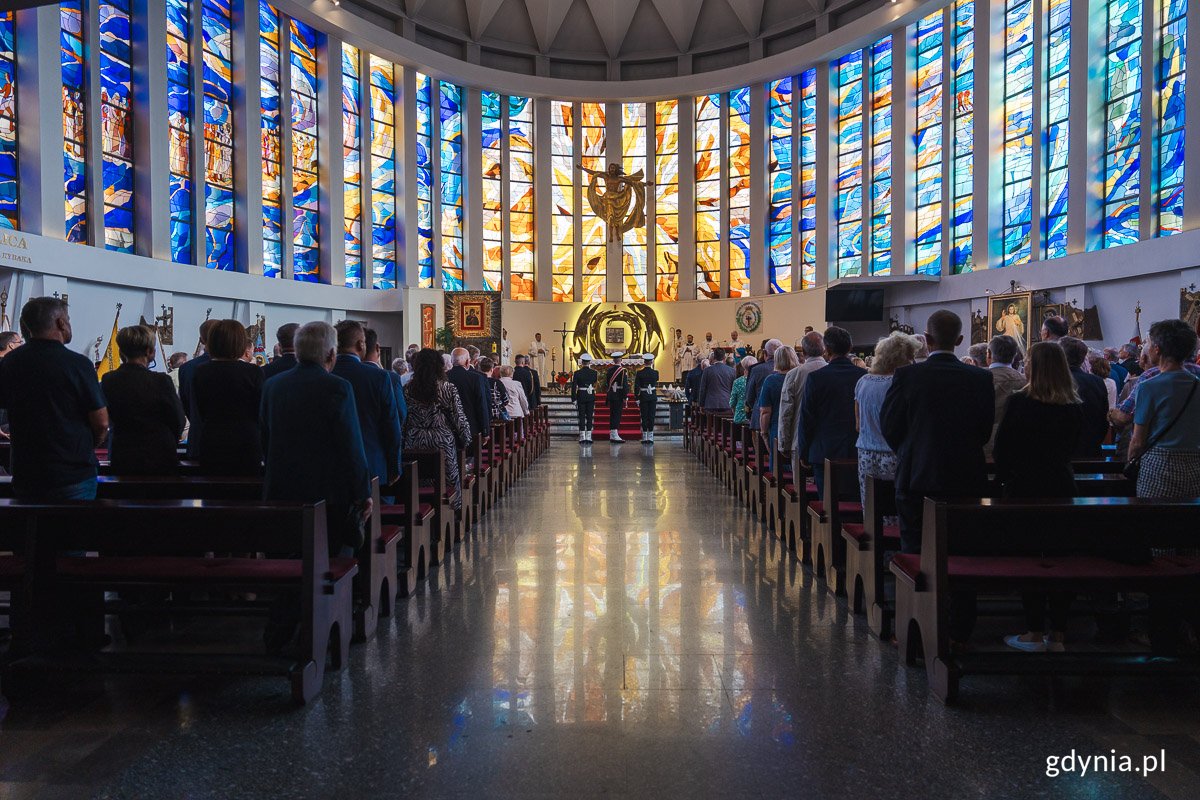Uroczysta msza święta z okazji Święta Morza w kościele pw. Matki Bożej Nieustającej Pomocy i Św. Piotra Rybaka z udziałem asysty honorowej oraz kampanii reprezentacyjnej odbyła się w piątek, 23 czerwca. Fot. Mateusz Dietrich