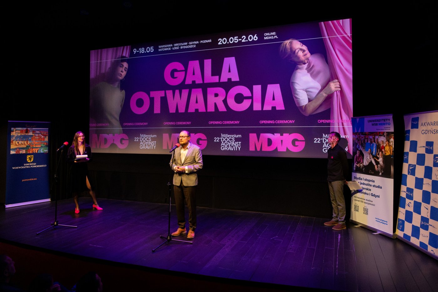 Mariusz Bzdęga, dyrektor zarządzający ds. kultury i aktywności mieszkańców, przemawiający podczas gali otwarcia 22. edycji Millennium Docs Against Gravity. Na scenie wraz z nim prowadzący wydarzenie Przemysław Rydzewski oraz Krystyna Weiher-Sitkiewicz (fot. Anna Rezulak)
