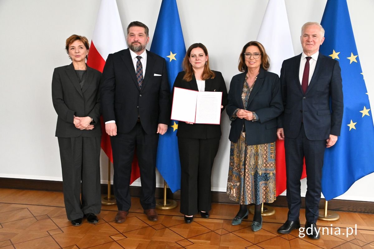 Od lewej: dyrektor Muzeum Miasta Gdyni Karin Moder, przewodniczący Rady Miasta Gdyni Tadeusz Szemiot, prezydent Gdyni Aleksandra Kosiorek, marszałek Senatu Małgorzata Kidawa-Błońska i senator Sławomir Rybicki (fot. Jakub Winiewski)