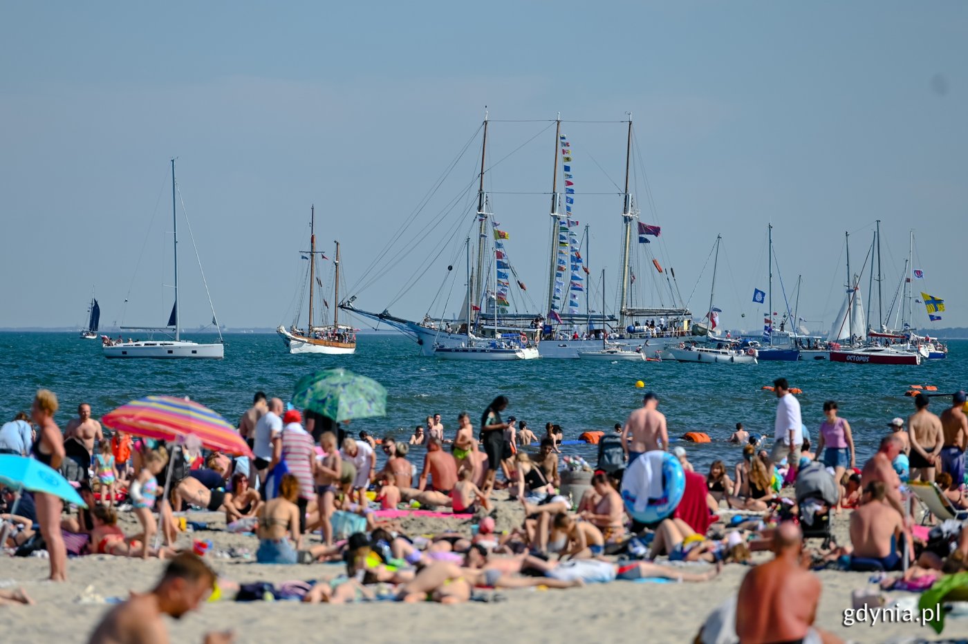 zdjęcie archiwalne z VI Żeglarskiej Parady Świętojańskiej. Żaglowce i jachty widoczne z plaży // fot. Łukasz Zieliński