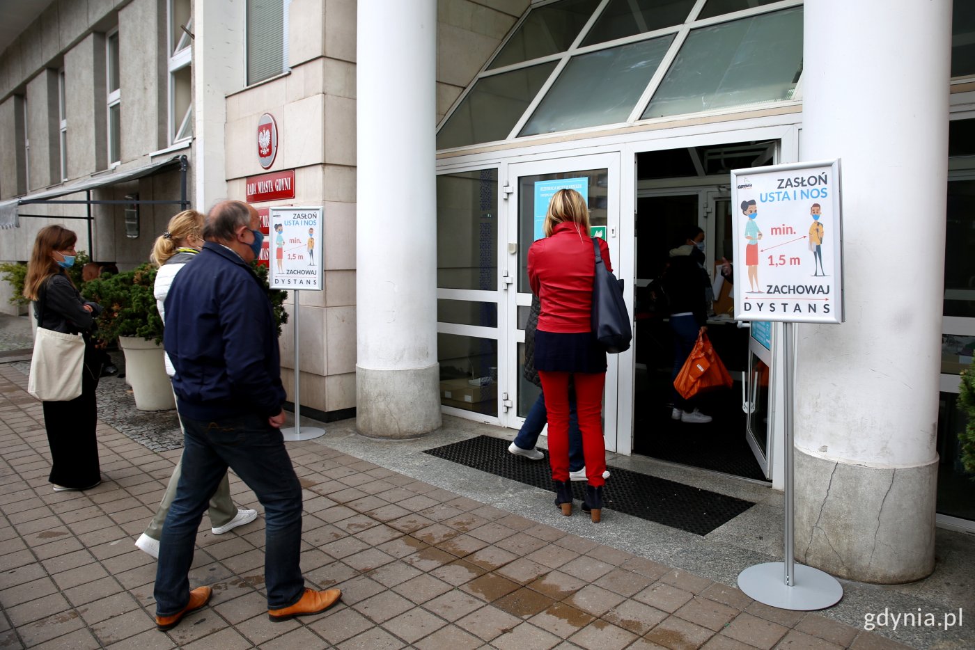 Już w przyszłym tygodniu mieszkańcy czekający na umówione wizyty będą mogli skorzystać z poczekali wewnątrz budynku Urzędu Miasta Gdyni, fot. Przemysław Kozłowski