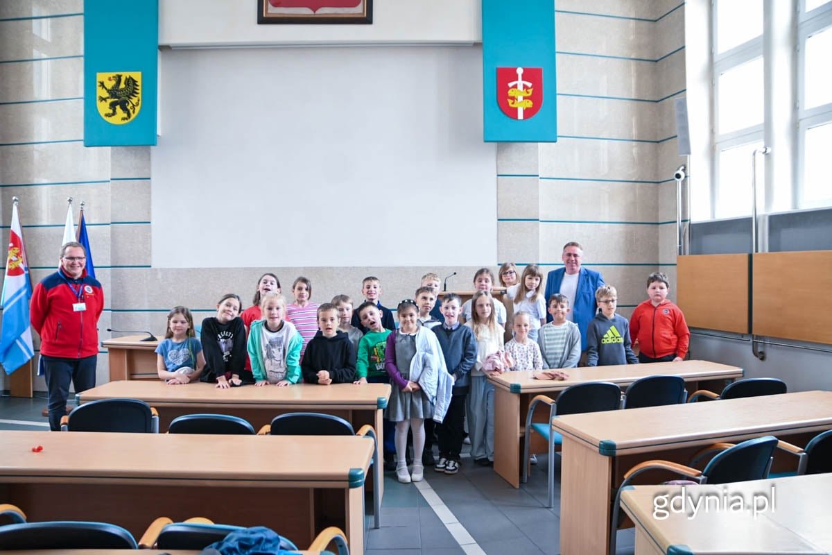 Uczniowie klasy II B SP nr 51 na sali obrad Rady Miasta Gdyni z radnym Arkadiuszem Dzierżyńskim (fot. Zofia Marczak)