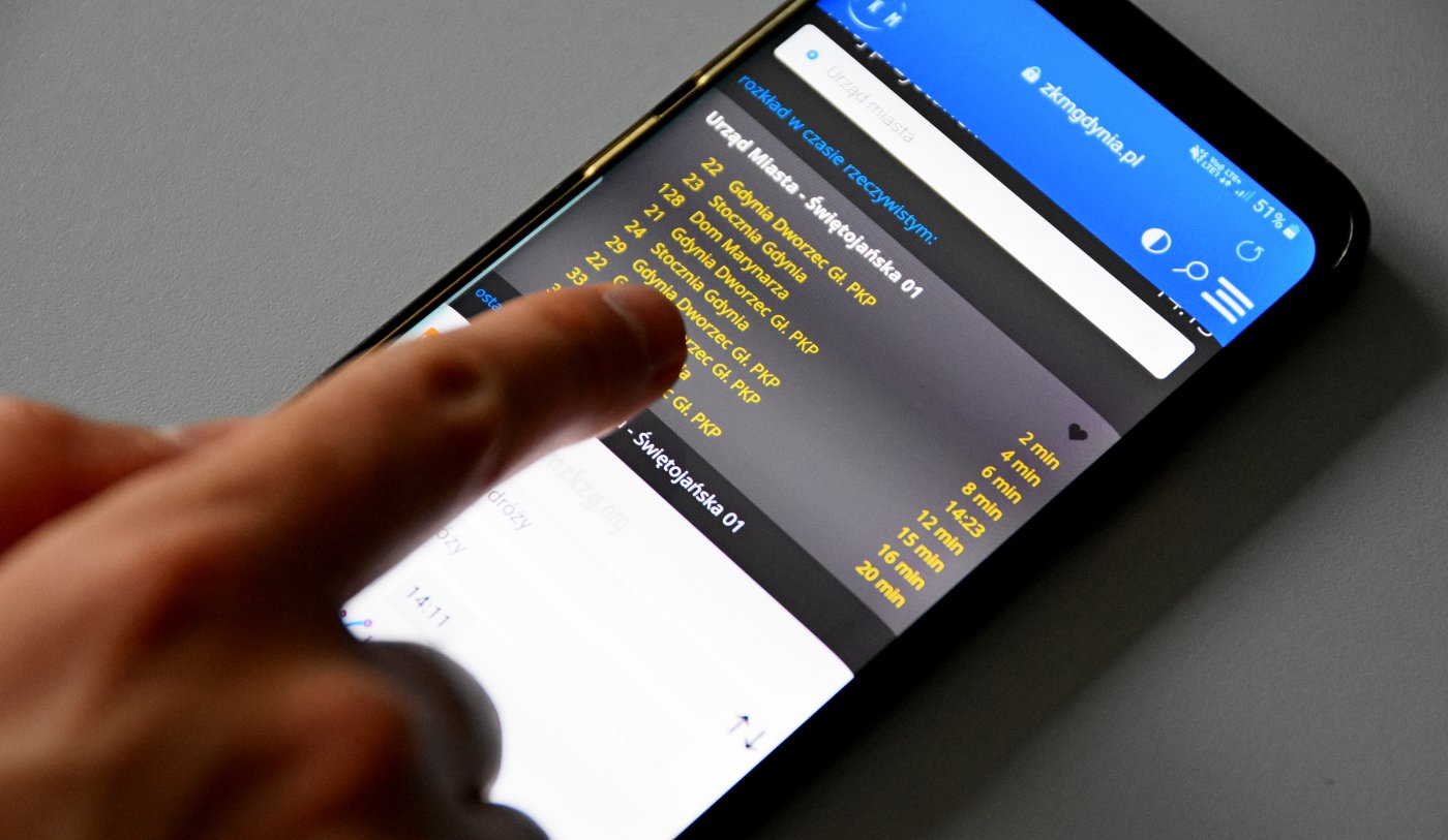 Od 9 grudnia można podejrzeć przystankowe tablice na ekranie we własnym telefonie, fot. Kamil Złoch
