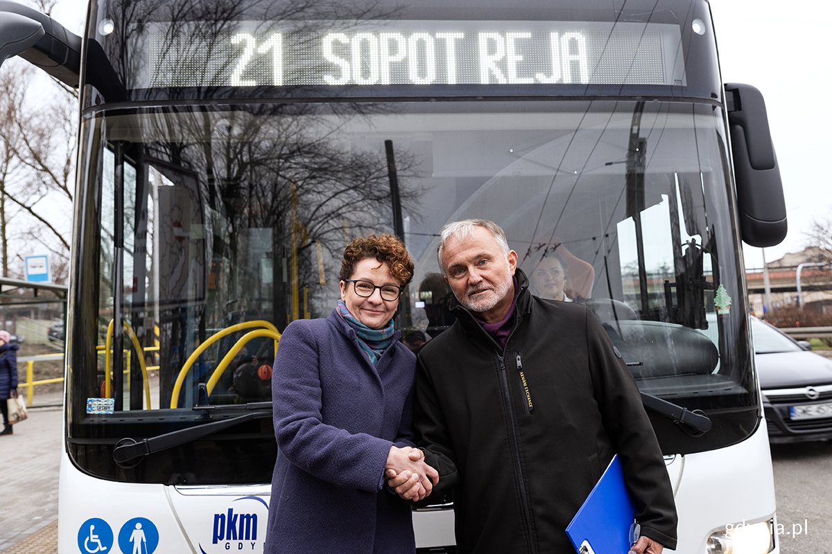 O przywróceniu zawieszonych rok temu linii poinformowali podczas briefingu prasowego prezydent Gdyni Wojciech Szczurek i Magdalena Czarzyńska-Jachim, prezydentka Sopotu. Fot. Przemysław Kozłowski