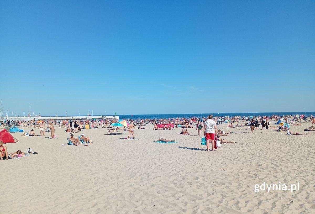 Plaża w Śródmieściu jest non stop oblegana przez spragnionych ochłody turystów i mieszkańców Gdyni (fot. Waldemar Ulanowski)