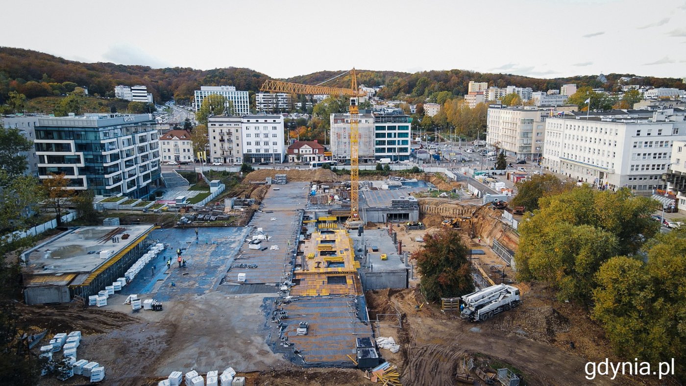 Wykonawca trzeciego etapu Parku Centralnego powoli domyka konstrukcję podziemnego parkingu i pawilonów. Po tych pracach na powierzchni zacznie pojawiać się zieleń, fot. Filip Czyżewski