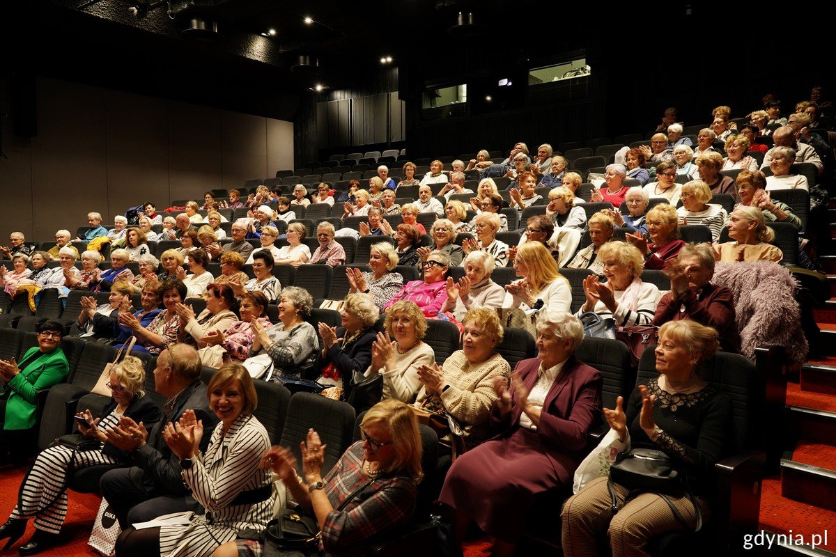Studenci Gdyńskiego Uniwersytetu Trzeciego Wieku podczas inauguracji nowego semestru w Gdyńskim Centrum Filmowym im. L. Kopcia (fot. Magda Śliżewska)