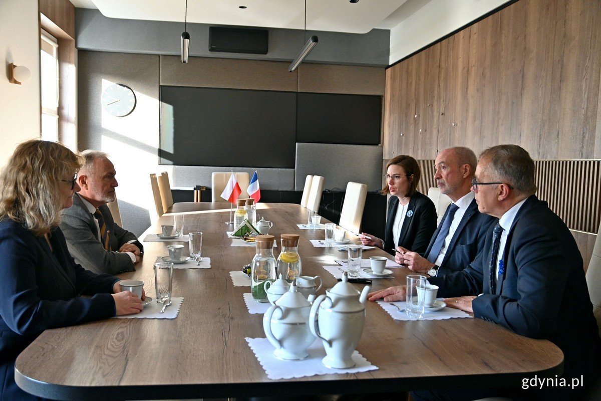 Od prawej: Alain Mompert - konsul honorowy Francji na Pomorzu, Etienne de Poncins - ambasador Francji w Polsce, Wojciech Szczurek - prezydent Gdyni i Joanna Leman - kierownik Samodzielnego Referatu Współpracy z Zagranicą Urzędu Miasta Gdyni // fot. Magdalena Czernek