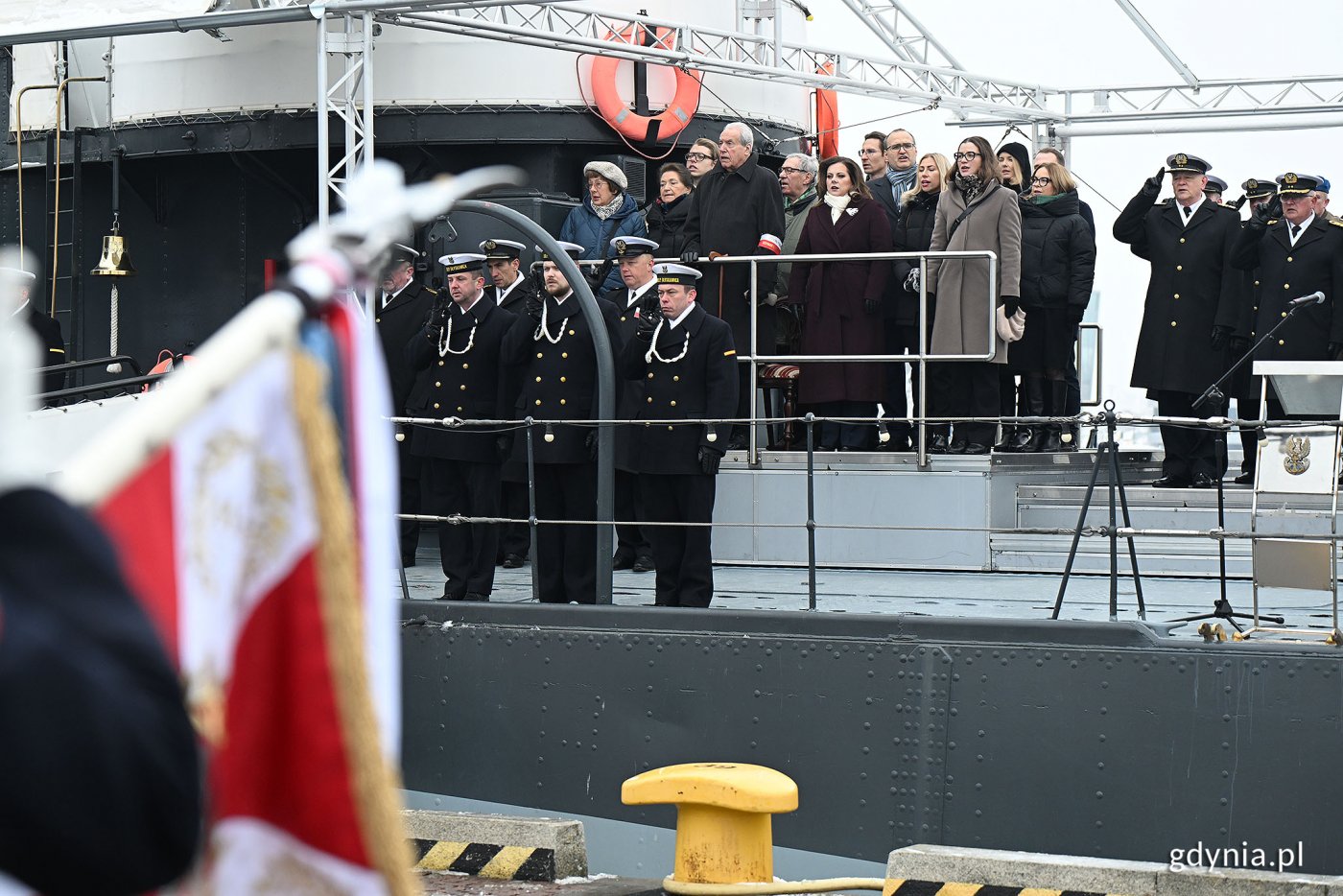 W oficjalnych uroczystościach z okazji 100. rocznicy nadania Gdyni praw miejskich, które odbyły się na Nabrzeżu Pomorskim przy okręcie ORP „Błyskawica”, uczestniczyli m.in. parlamentarzyści, gdyńscy i pomorscy samorządowcy, przedstawiciele Marynarki Wojennej RP i służb mundurowych, rodziny budowniczych Gdyni czy reprezentanci lokalnych uczelni (fot. Michał Puszczewicz) 