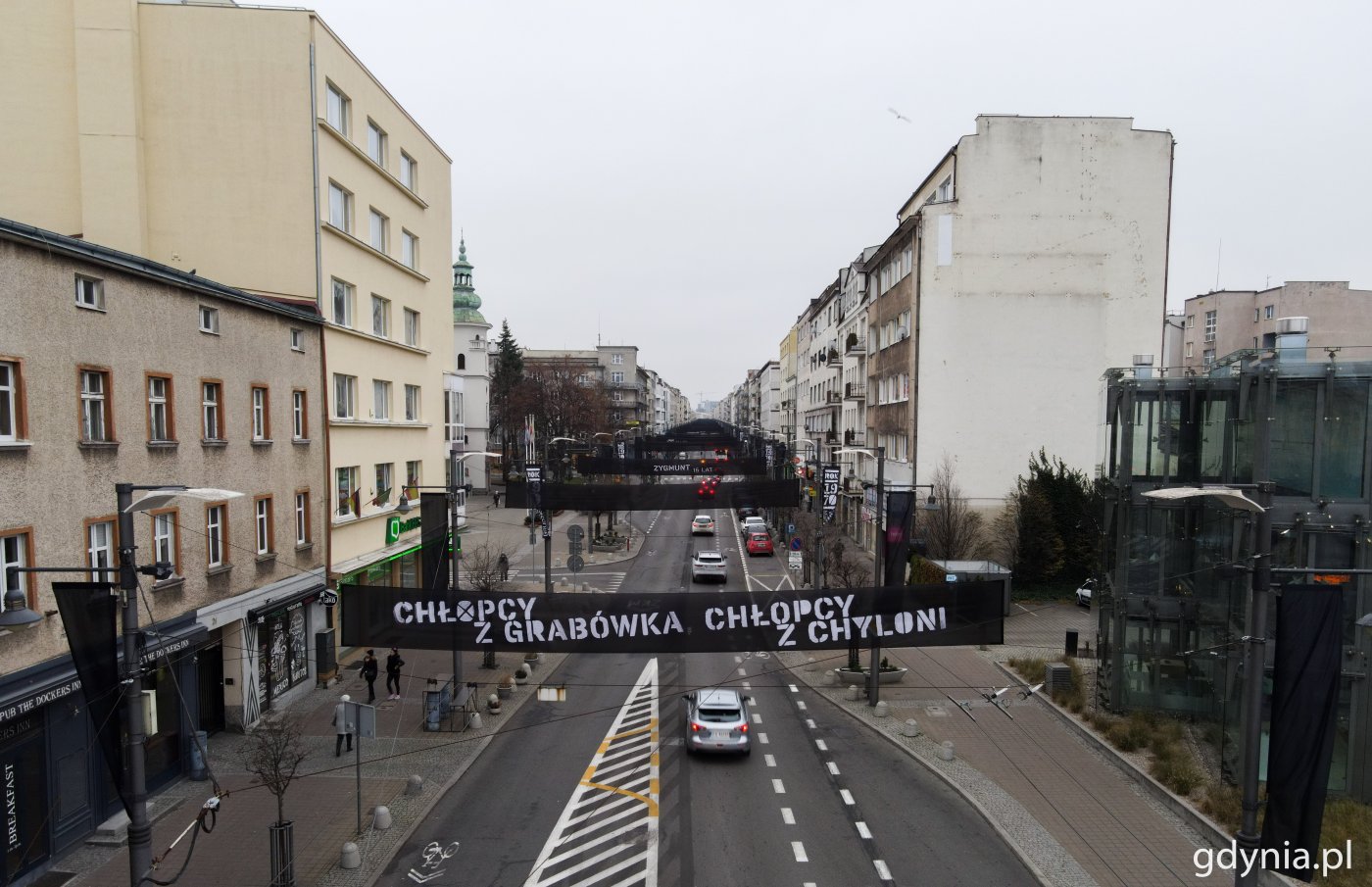 Czarne szarfy zostały wywieszone na niemal całej długości ul. Świętojańskiej // fot. Marcin Mielewski