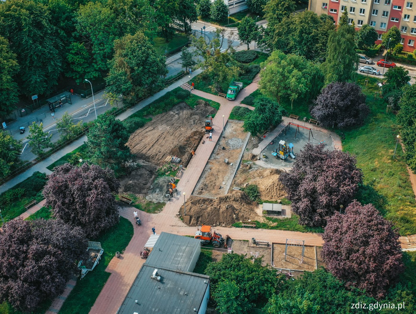 skwer na ul. Cylkowskiego widziany z góry, trwające roboty, budowa, zieleń i budynki