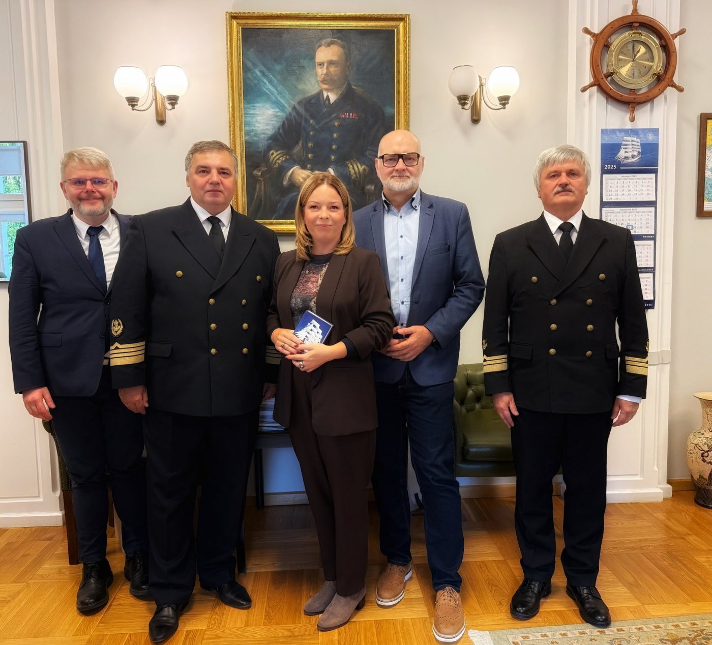 W spotkaniu na Uniwersytecie Morskim udział wzięli: wiceprezydentka Oktawia Gorzeńska, rektor prof. dr. hab. inż. kpt. ż.w. Adam Weintrit, prorektor ds. studenckich i kształcenia dr. hab. inż. Sambor Guz, prof. UMG, prorektor prof. dr. hab. inż. Tomasz Tarasiuk oraz Maurycy Rzeźniczak, zastępca naczelnika Wydziału Energetyki UMG (mat. prasowe)