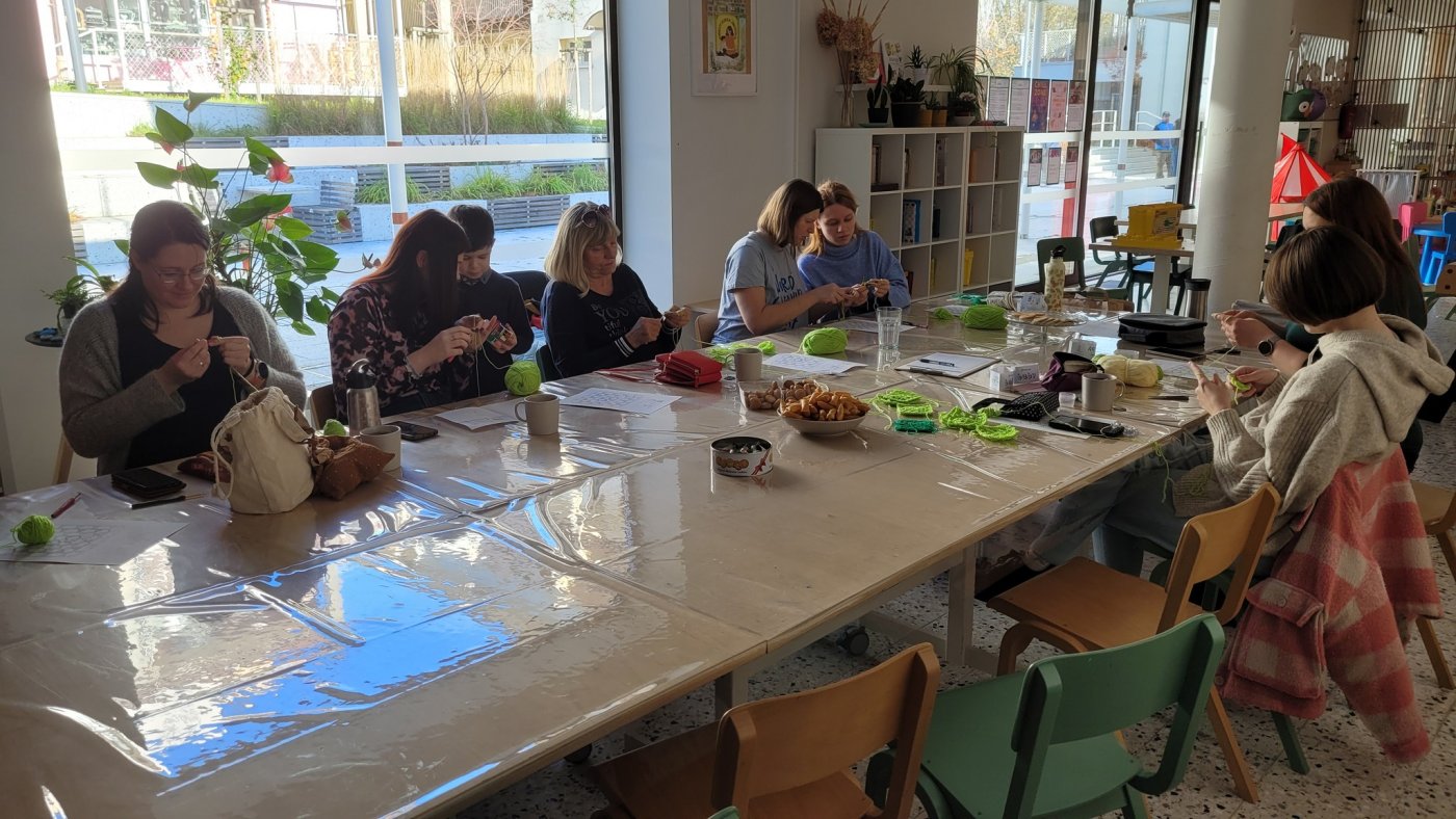 Jedno z urodzinowych spotkań szydełkowych odbyło się w Domu Sąsiedzkim w Przystani Widna 2A (fot. archiwum LIS)