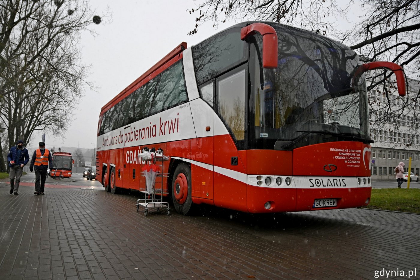 Ambulans do pobierania krwi regularnie parkuje przy Urzędzie Miasta Gdyni // fot. Paweł Kukla