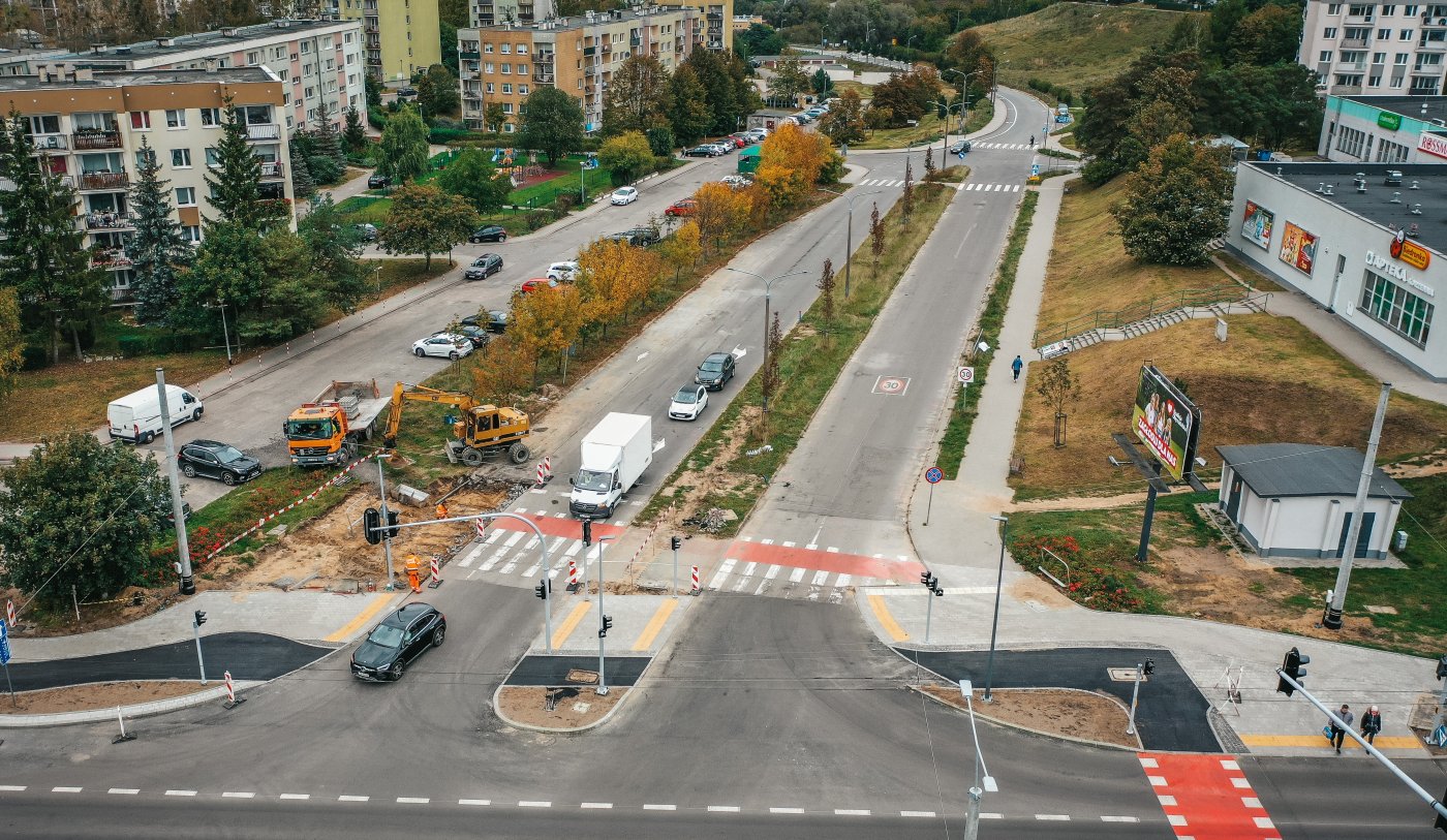 widok na skrzyżowaniue ulic z góry, widoczne jezdnie, ruch uliczny