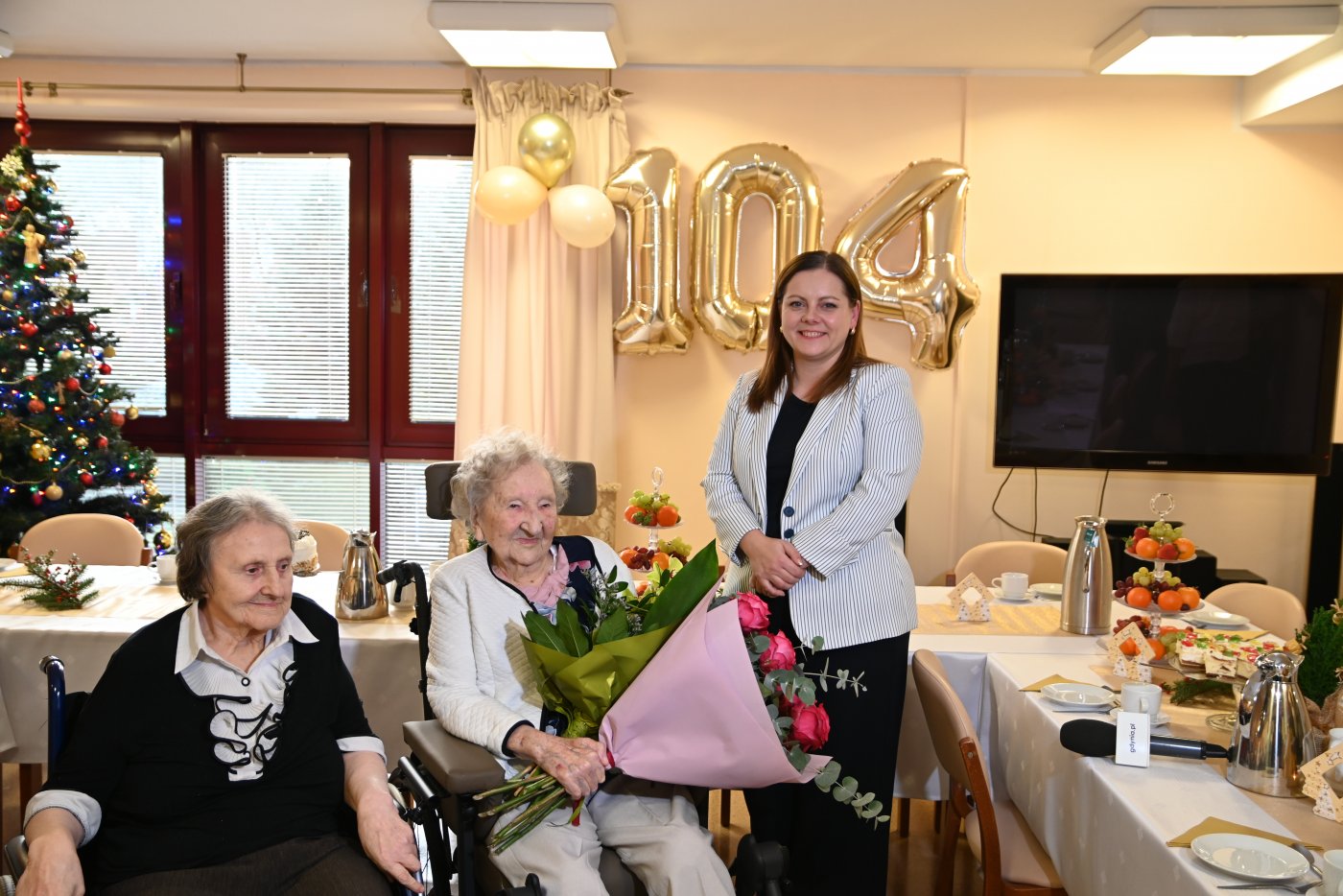 Pani Janina Popowska obchodzi 104. urodziny. Jubilatkę odwiedziła prezydent Gdyni Aleksandra Kosiorek (fot. Dorota Patzer)