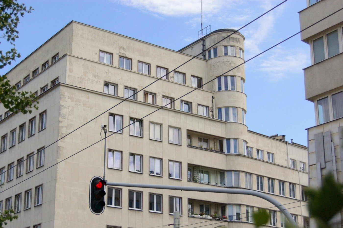 Budynek bankowca w Gdyni, widoczna elewacja, okna, sygnalizator świetlny