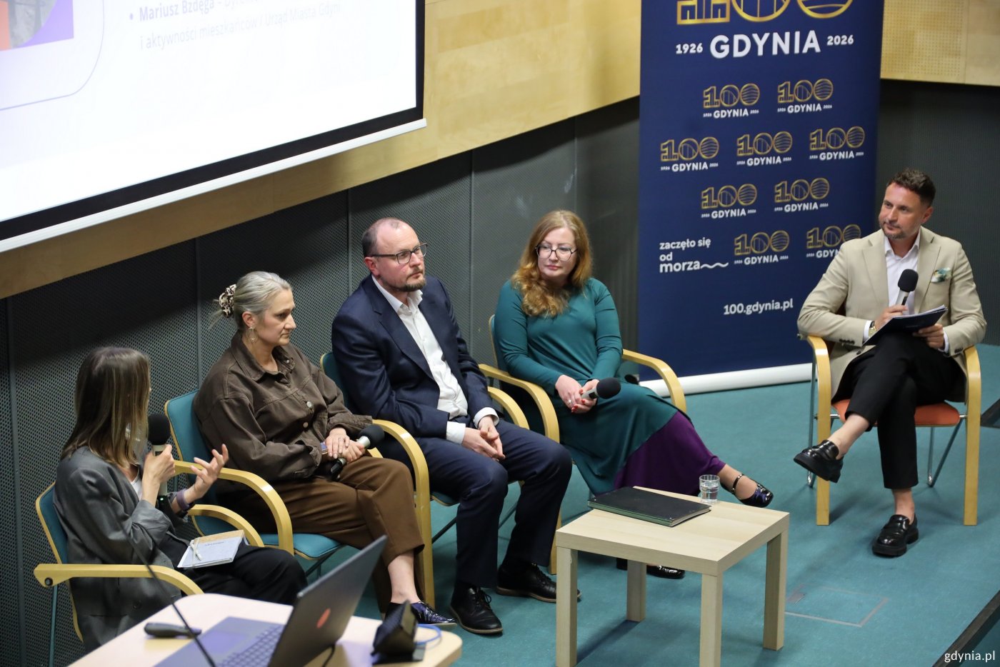 Finałowy panel poprowadzili (od prawej): Natalia Gromow, dyrektorka Biblioteki Gdynia, Mariusz Bzdęga, dyrektor zarządzający ds. kultury i aktywności mieszkańców Urzędu Miasta Gdyni, Agata Kozierańska-Burda, dyrektorka Festiwalu Polskich Filmów Fabularnych i Pomorskiej Fundacji Filmowej oraz Agata Abramowicz, kuratorka i dyrektorka Fundacji Przypływ w Gdyni (fot. Magda Śliżewska)