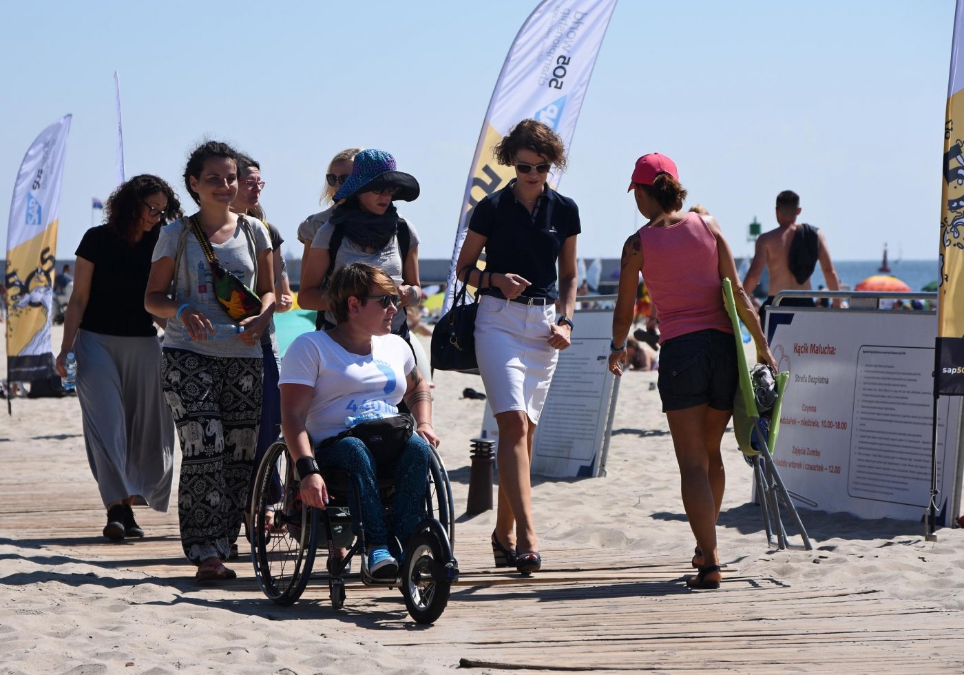 Przedstawicielki akcji „440 kilometrów po zmianę” przemierzają gdyńską plażę w towarzystwie wiceprezydent Katarzyny Gruszeckiej-Spychały, fot. Kamil Złoch