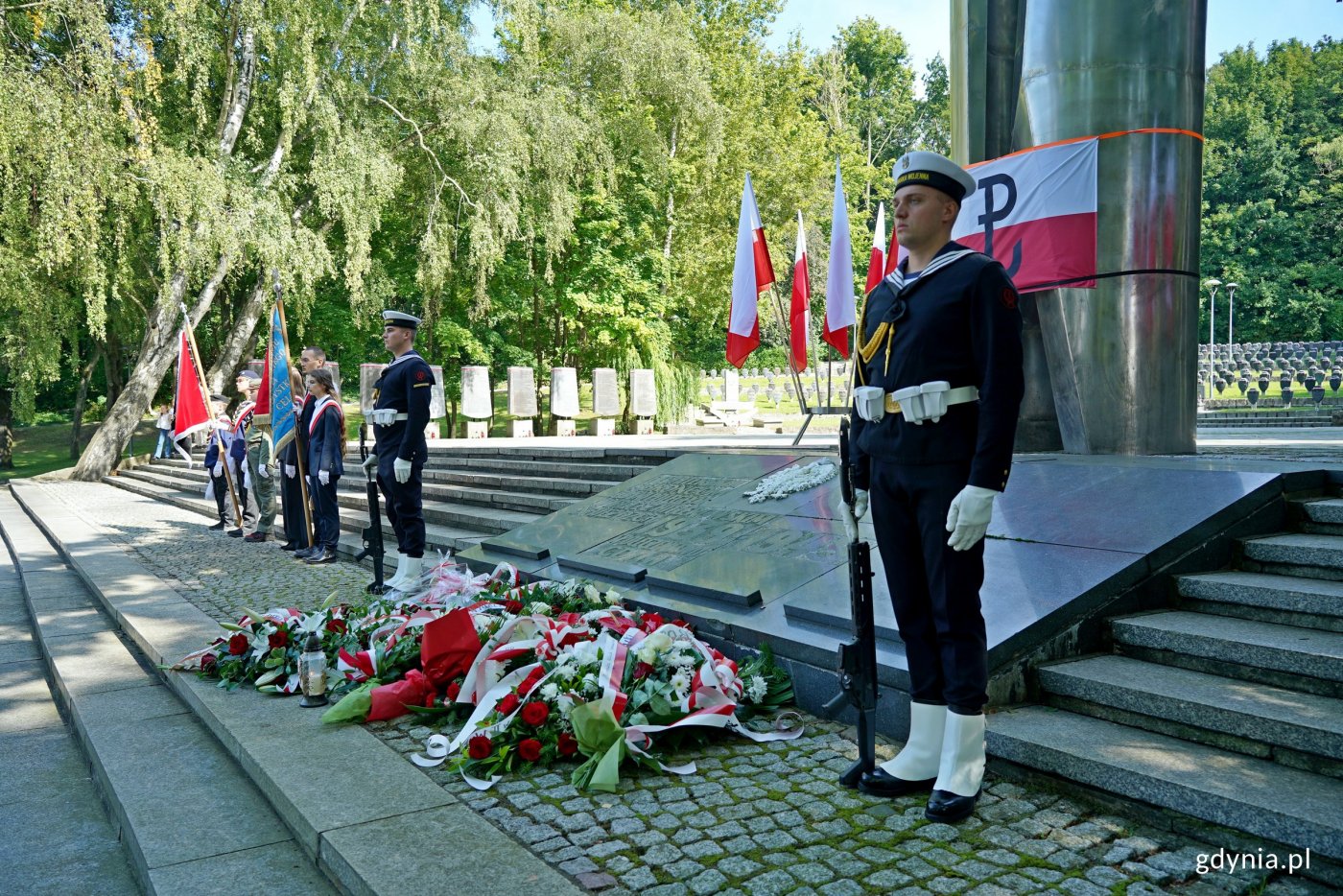 Posterunek honorowy przy pomniku Obrońców Wybrzeża na Cmentarzu Wojennym w Gdyni podczas obchodów 86. rocznicy wybuchu II wojny światowej (fot. Magdalena Czernek)