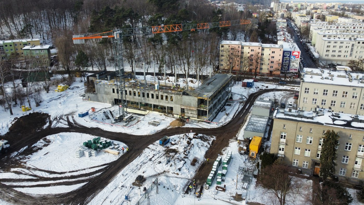 Nowe Centrum Sportu (w centralnej części zdjęcia) osiągnęło już ok. 25% zakresu prac, a ściany hali sportowej sięgają pierwszego piętra, fot. Uniwersytet Morski w Gdyni / mat. prasowe