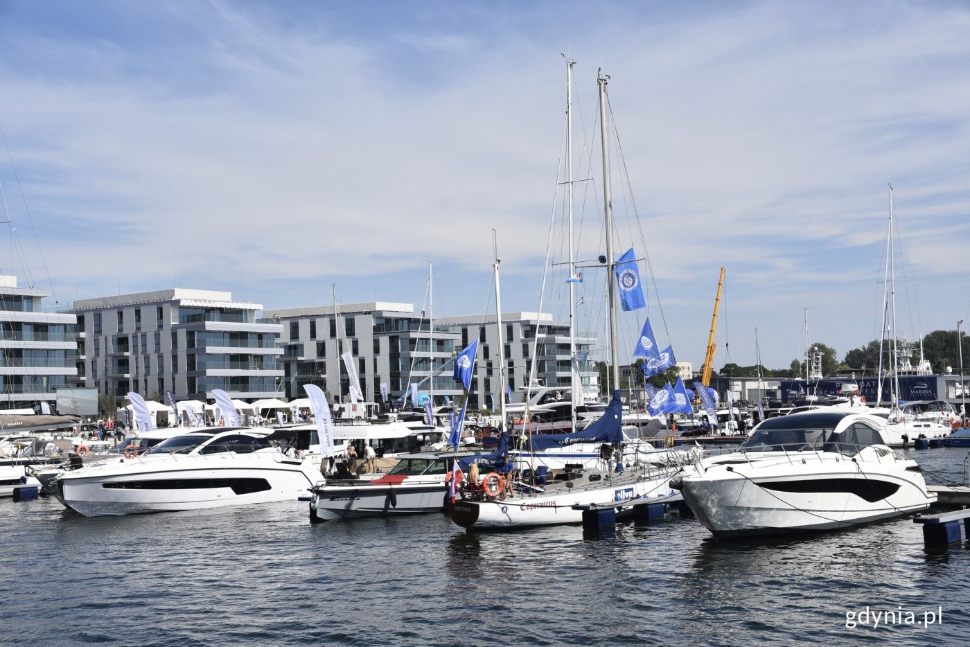 Polboat Yachting Festival w Gdyni. Na zdjęciu: białe jachty z wymalowanymi czarnymi akcentami, zacumowane przy kei w Marina Yacht Parku w Gdyni // fot. Magdalena Czernek