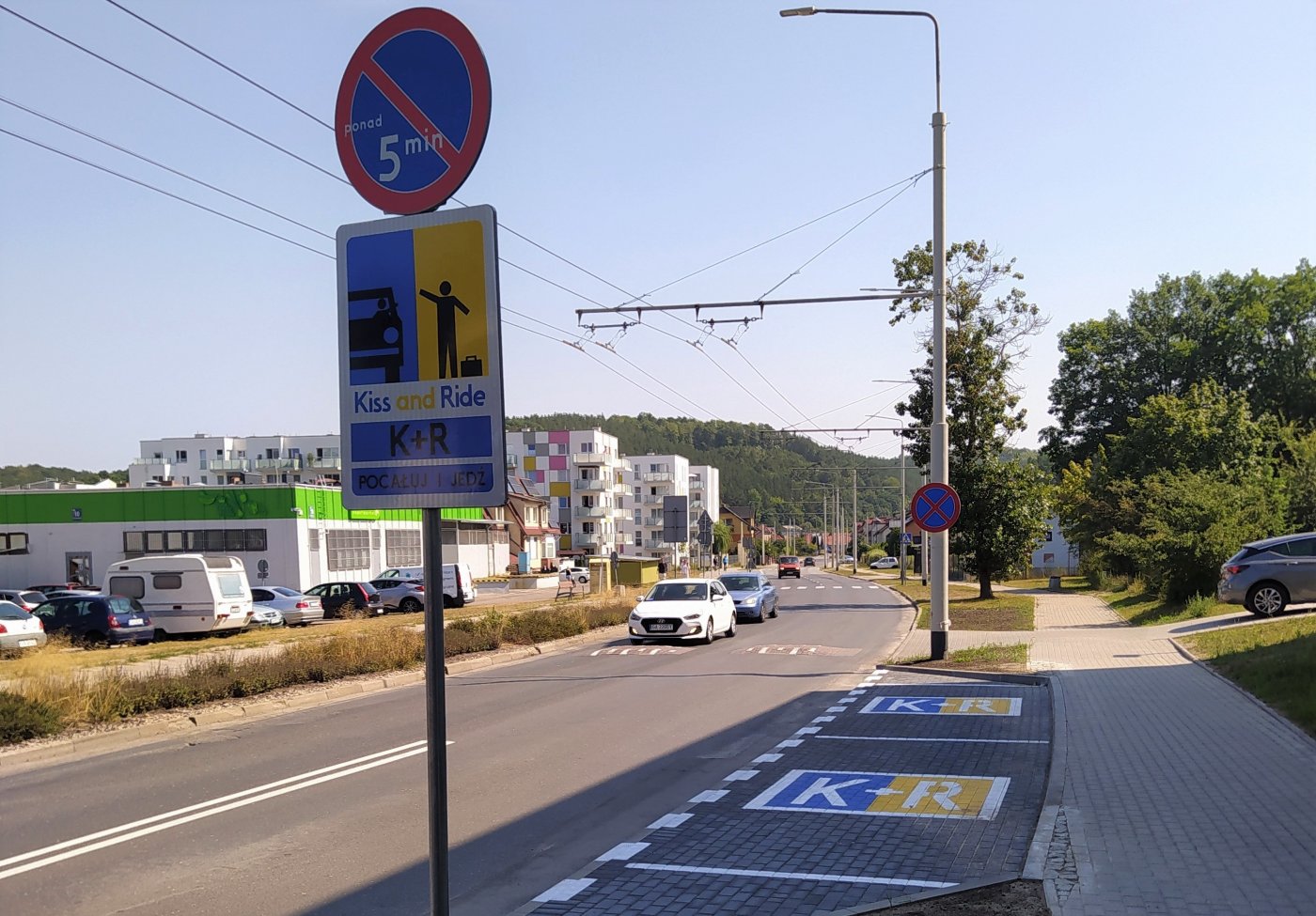 Na Chabrowej powstała zatoka „Kiss and ride”, ulica, zatoka postojowa, oznakowanie żółto-niebieskie