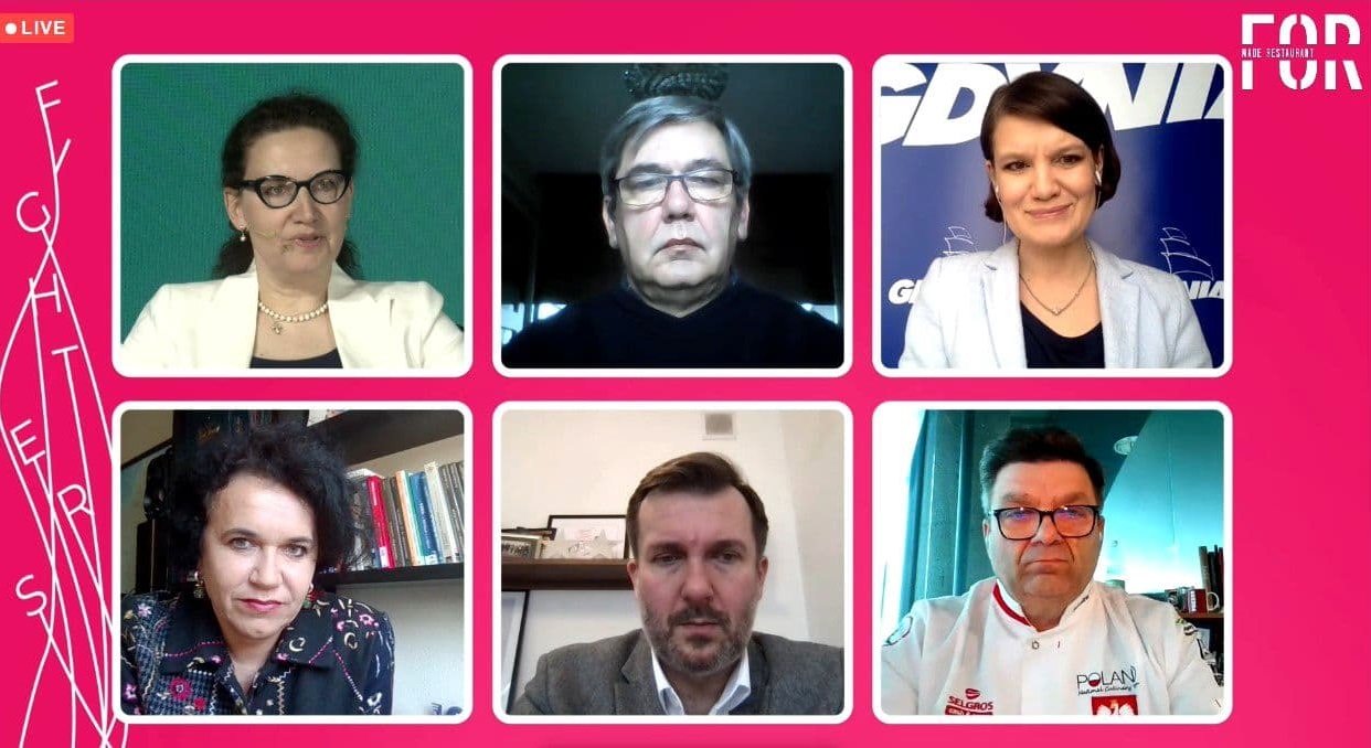 Zrzut ekranu z transmisji. Różowe tło, w środku sześciu uczestników debaty w osobnych kadrach.