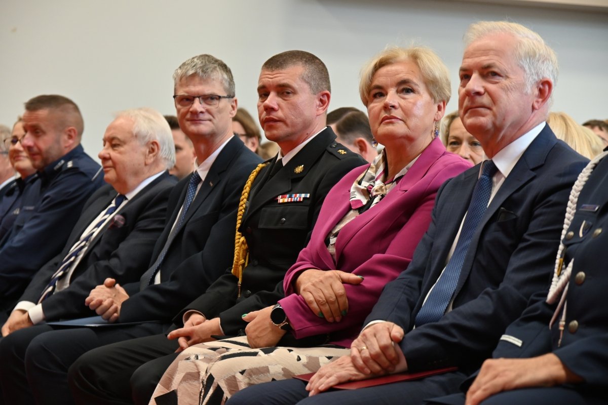 WSAiB zainaugurowała rok akademicki. Na uroczystości obecni byli gdyńscy samorządowcy: wiceprezydent Rafał Geremek i radna Teresa Bysewska oraz senator Sławomir Rybicki (fot. Łukasz Kamasz)
