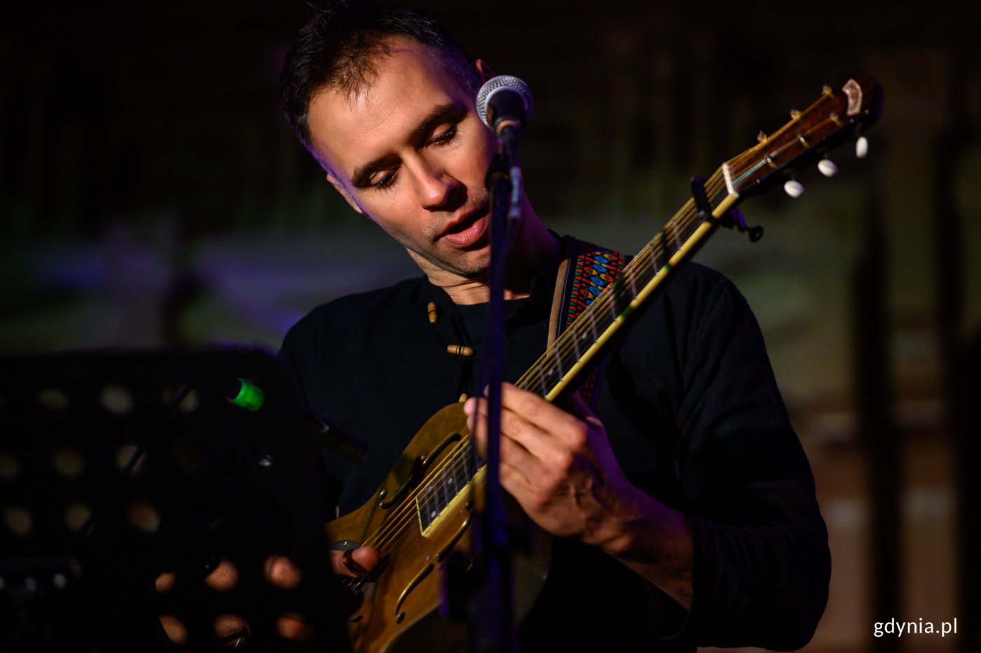 Jazzman z gitarą w czasie koncertu Zaduszki Jazzowe u oo. Franciszkanów w 2019 roku, fot. Dawid Linkowski