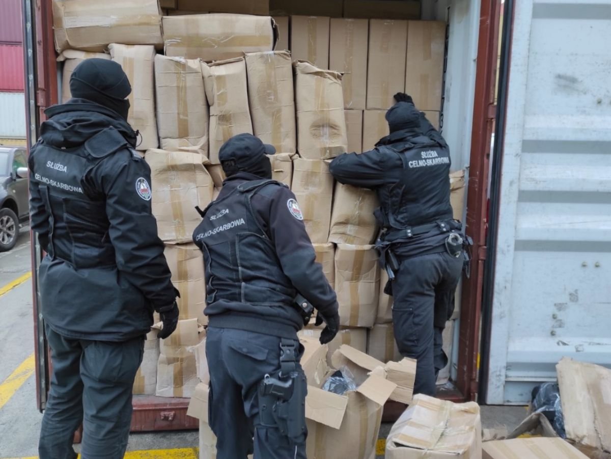 Funkcjonariusze znaleźli nielegalny transport papierosów za kartonami z koszulkami z Bangladeszu, fot. Izba Administracji Skarbowej w Gdańsku