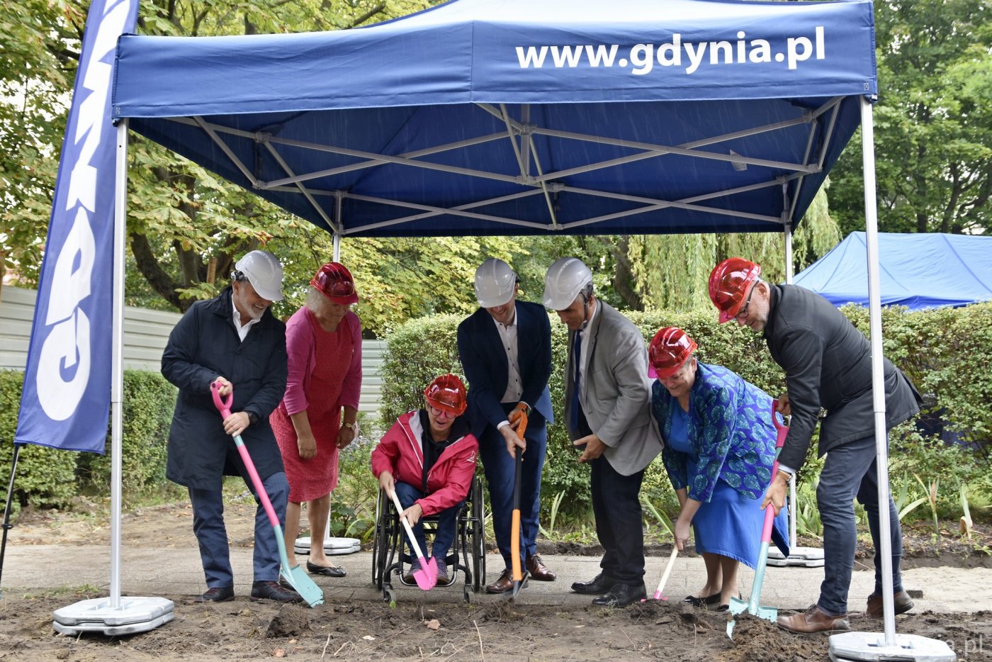 Na zdjęciu od lewej: Wojciech Szczurek - prezydent Gdyni, dr Magdalena Kownacka - dyrektor Centrum Rehabilitacji Ośrodka Wczesnej Interwencji, Beata Wachowiak-Zwara - pełnomocnik prezydenta Gdyni ds. osób z niepełnosprawnością, Bartosz Bartoszewicz - wiceprezydent Gdyni ds. jakości życia, Dariusz Majorek - dyrektor pomorskiego oddziału PFRON, Magdalena Borowska - przewodnicząca zarządu PSONI w Gdyni, Michał Guć - wiceprezydent Gdyni ds. innowacji // fot. Małgorzata Omachel-Kwidzińska