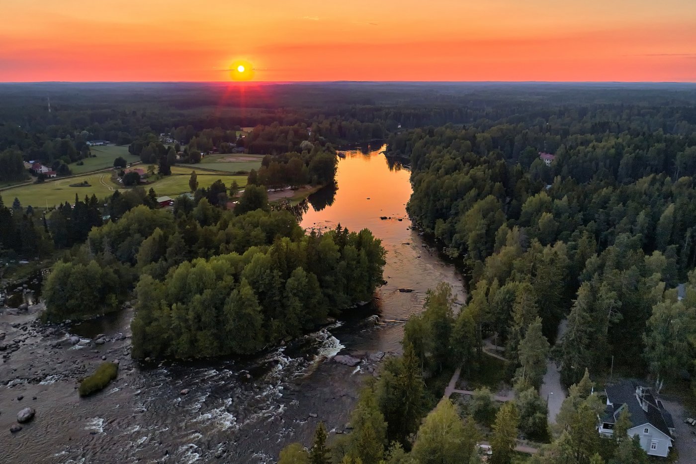 Kotka jest portowym miastem, położonym na dwóch wyspach u ujścia rzeki Kymi do Zatoki Fińskiej