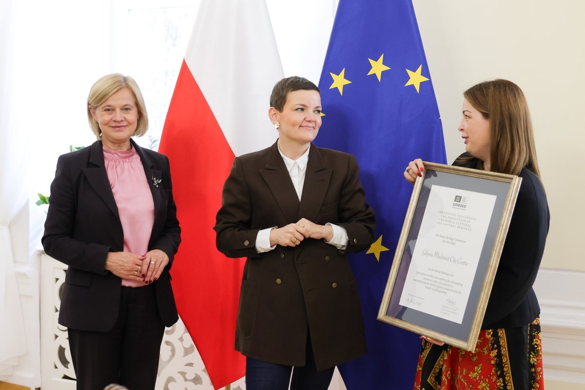 Certyfikat UNESCO został odebrany przez wiceprezydentkę Oktawię Gorzeńską. Na zdjęciu widoczne również Bożena Żelazowska, generalna konserwator zabytków oraz Marta Cienkowska, ministra kultury i dziedzictwa narodowego. (fot. Danuta Matloch/MKiDN)