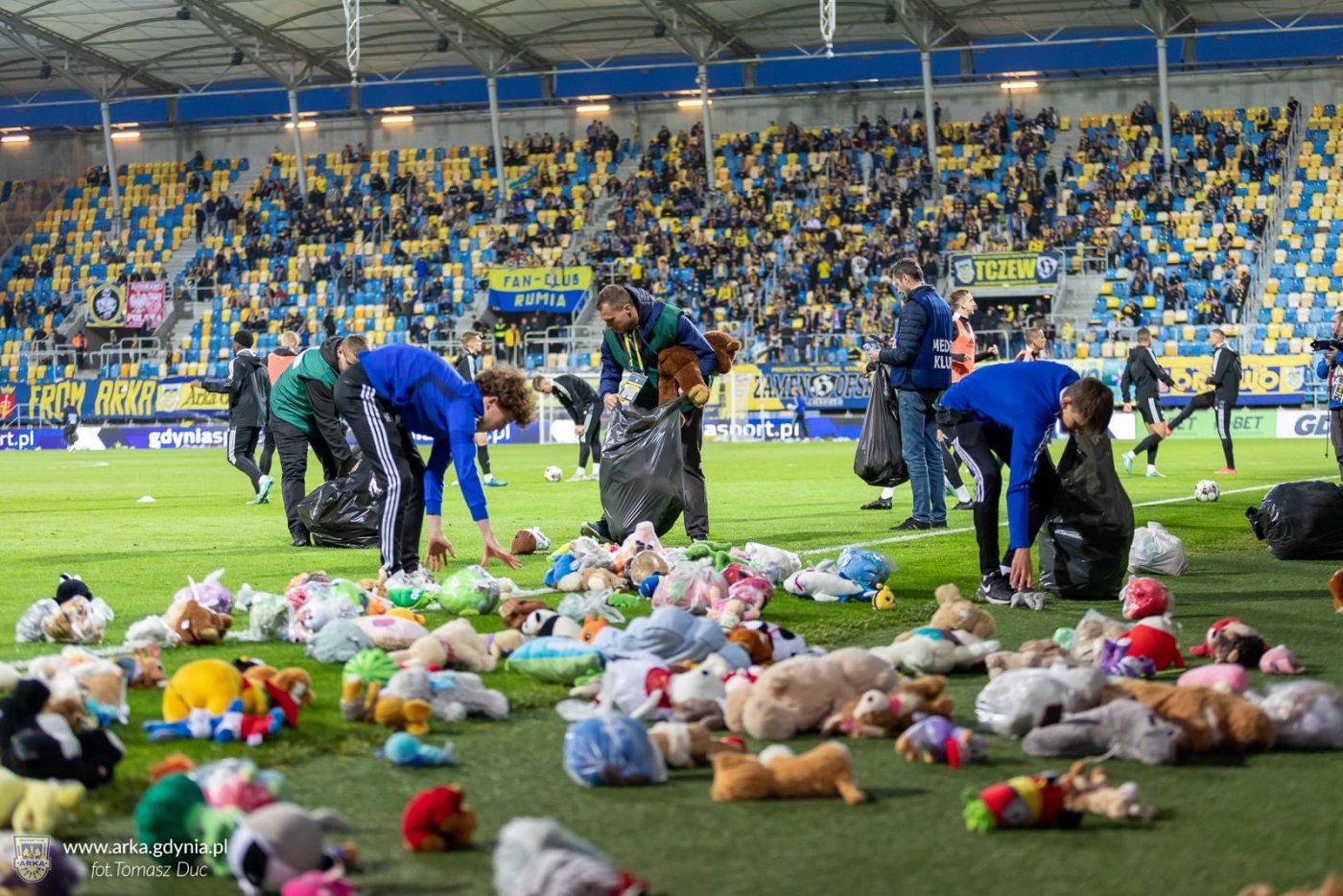 Sukces akcji charytatywnej Kibiców Klubu Arka Gdynia „Podaruj Pluszaka dla Dzieciaka i Zwierzaka”! Fot. Tomasz Duc/Arka Gdynia