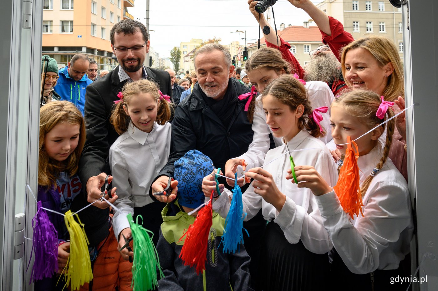 Centrum Aktywności Rodziny oficjalnie otworzyli: prezydent Wojciech Szczurek i Lechosław Dzierżak – przewodniczący Komisji Rodziny, Pomocy Społecznej i Zdrowia Rady Miasta Gdyni wraz z dziećmi i młodzieżą // fot. Dawid Linkowski