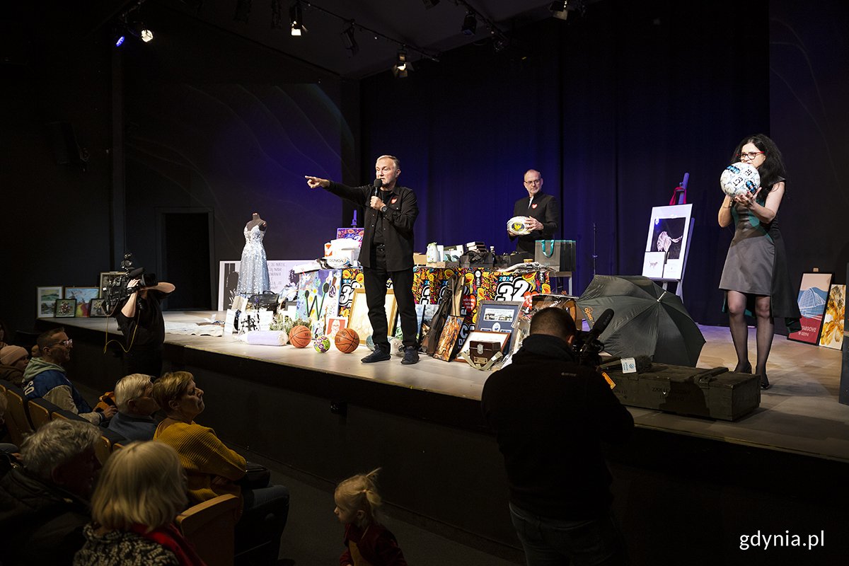 Finałową licytację w Teatrze Muzycznym prowadzą prezydent Gdyni Wojciech Szczurek i wiceprezydent Gdyni Michał Guć z żoną Iwoną Guć. Fot. Przemysław Kozłowski