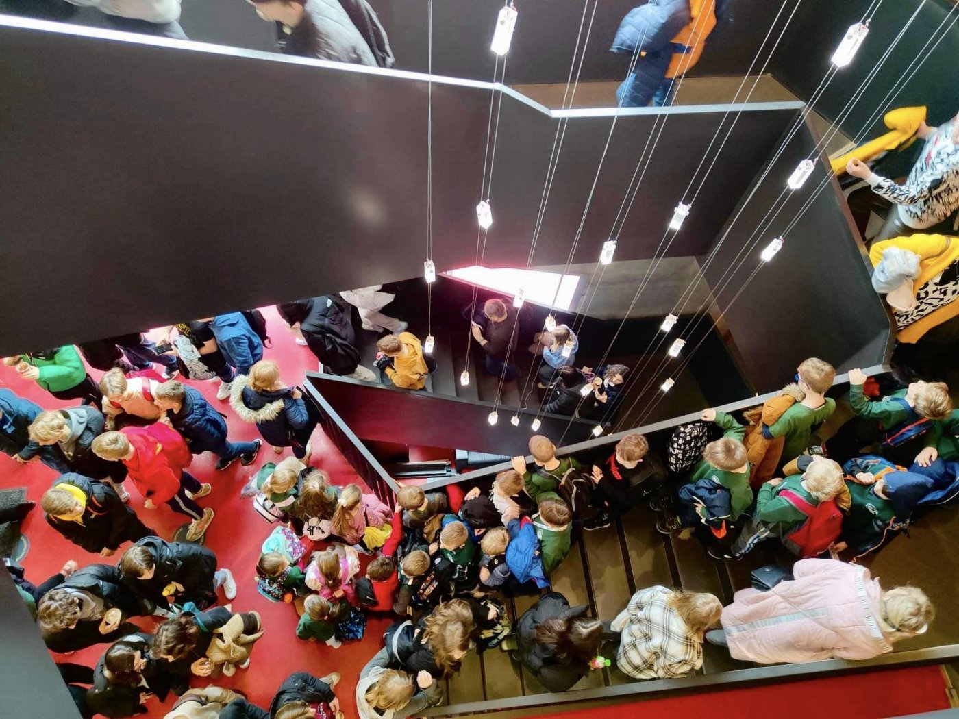 Duża grupa ludzi przemieszcza się na schodach w Gdyńskim Centrum Filmowym