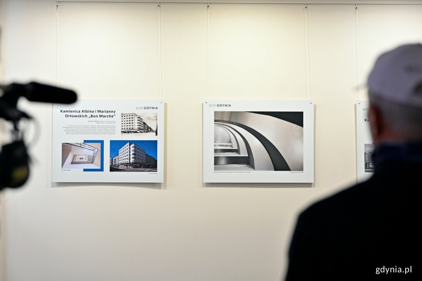 W Galerii Ratusz w budynku głównym Urzędu Miasta Gdyni można oglądać wystawę „Gdynia Miasto Modernizmu” (fot. Magdalena Czernek)