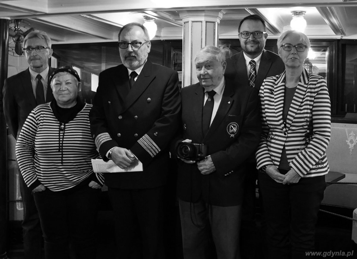Bohdan Sienkiewicz (czwarty od lewej) podczas ceremonii przyznania kapitanowi Maciejowi Sodkiewiczowi nagrody im. Kapitana Leszka Wiktorowicza. Na zdjęciu również: Mariusz Wiktorowicz - syn Kapitana, Mira Urbaniak - Bractwo Kaphornowców, Joanna Zielińska - przewodnicząca Rady Miasta Gdyni, Marek Łucyk - wiceprezydent Gdyni, Waldemar Heflich - Press Club Polska // fot. Gdynia.pl (zdjęcie archiwalne)
