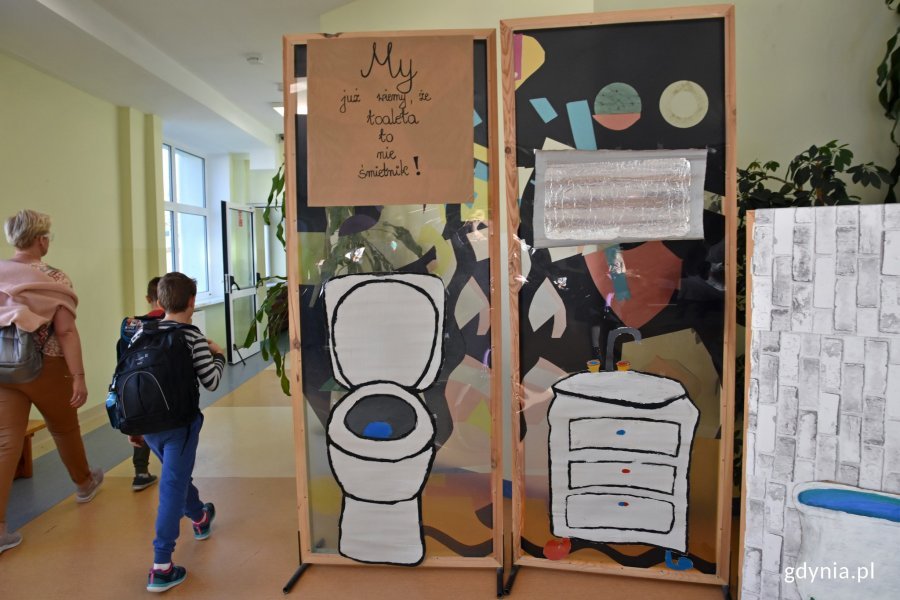 na zdjęciu papierowy model kanalizacji sanitarnej