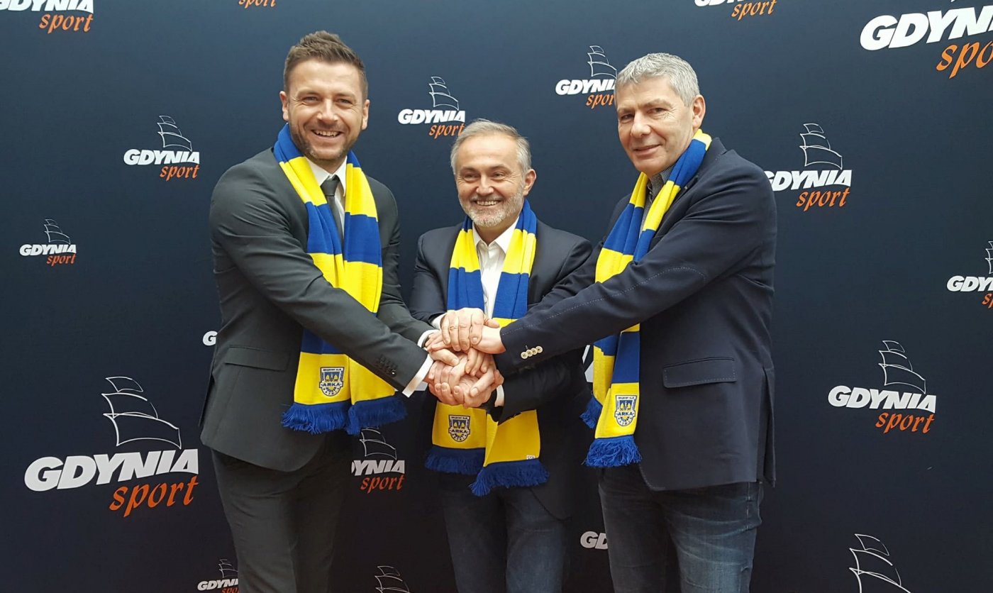 Prezydent Gdyni Wojciech Szczurek, prezes Arki Gdynia SSA Wojciech Pertkiewicz oraz prezes SI Arka Krzysztof Rybicki tuż po podpisaniu aneksu do umowy o współpracy / fot. gdyniasport.pl