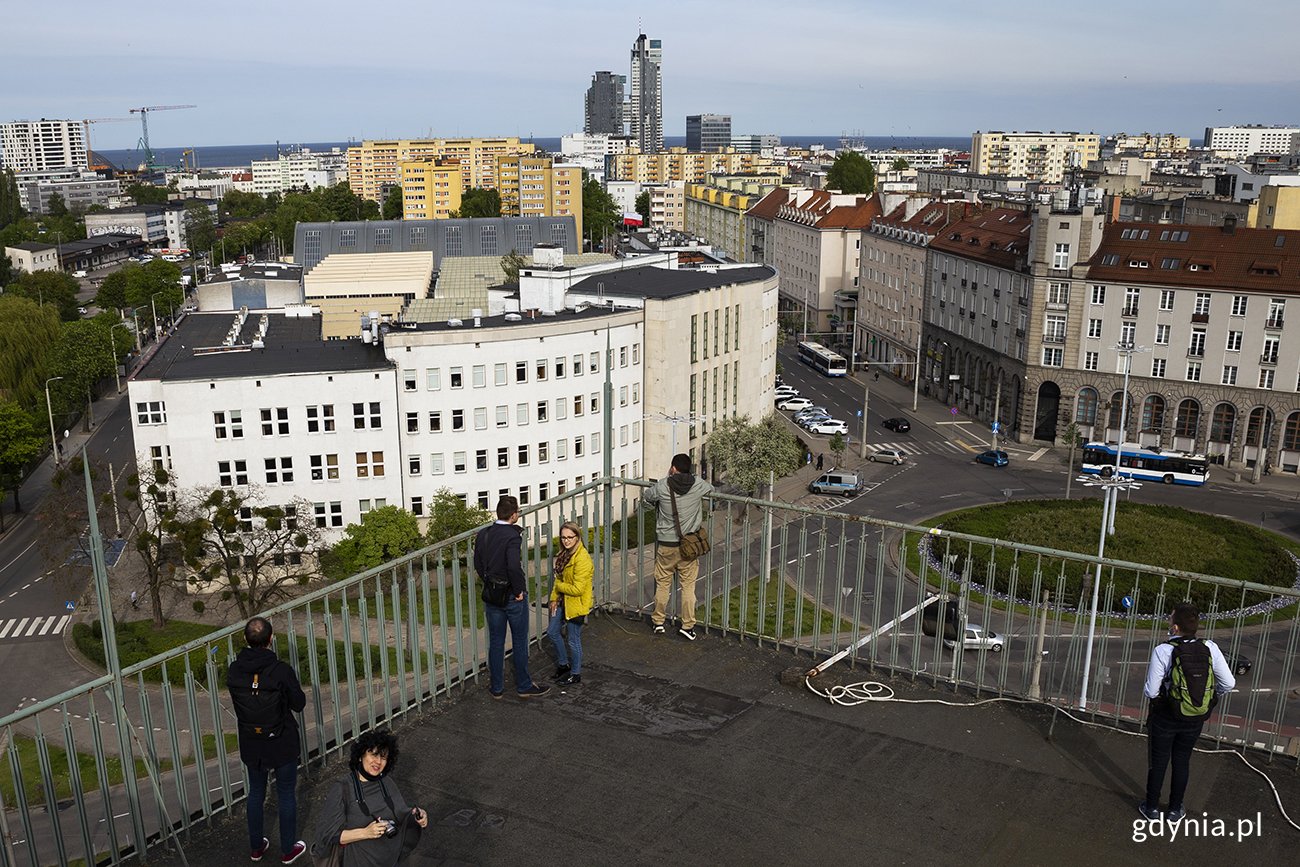 Foto spacer na Gdyńskim Szlaku Modernizmu, widok z biurowca Poczty Polskiej, fot. Przemysław Kozłowski