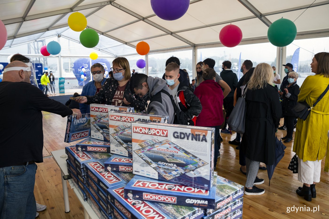 Jesienna inauguracja gdyńskiej edycji gry Monopoly w Marina Yacht Park: ludzie i rozłożone pudełka z grą, fot. Przemysław Kozłowski / archiwum
