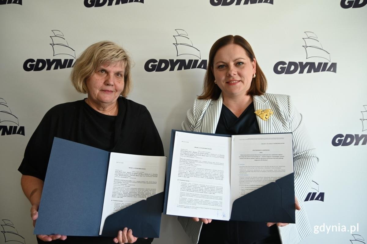 Umowę dotyczącą inwestycji w OSP Wiczlino podpisały: z ramienia spółki Forticon Construction jej prokurent Alina Krajewska oraz prezydent Gdyni Aleksandra Kosiorek (fot. Łukasz Kamasz)