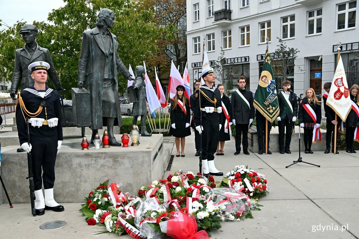 Posterunek honorowy przy pomniku Gdynian Wysiedlonych. Zdjęcie archiwalne z 2023 roku (fot. Magdalena Czernek)